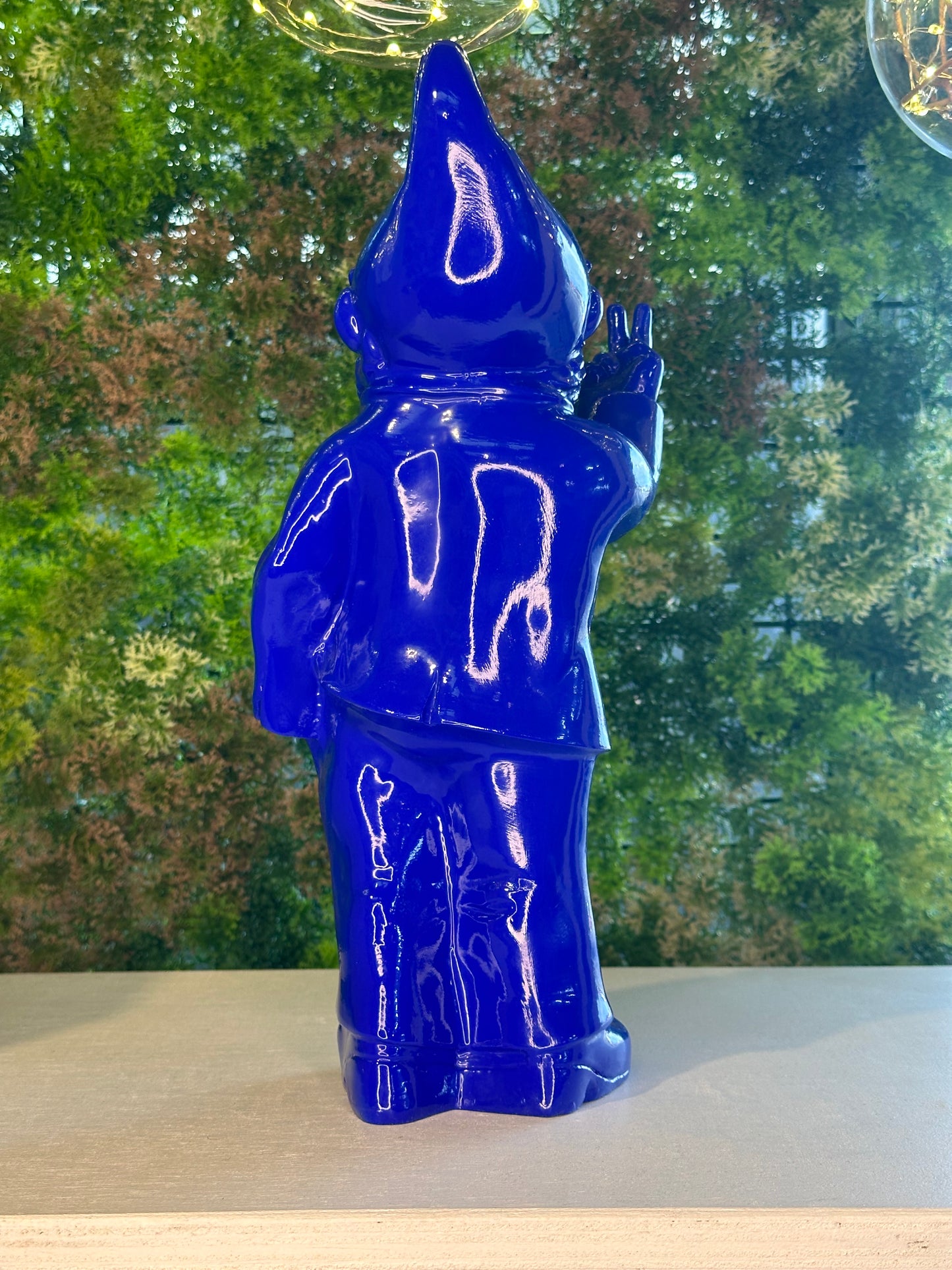 Gnome One Hand Pulling the Fingers!!