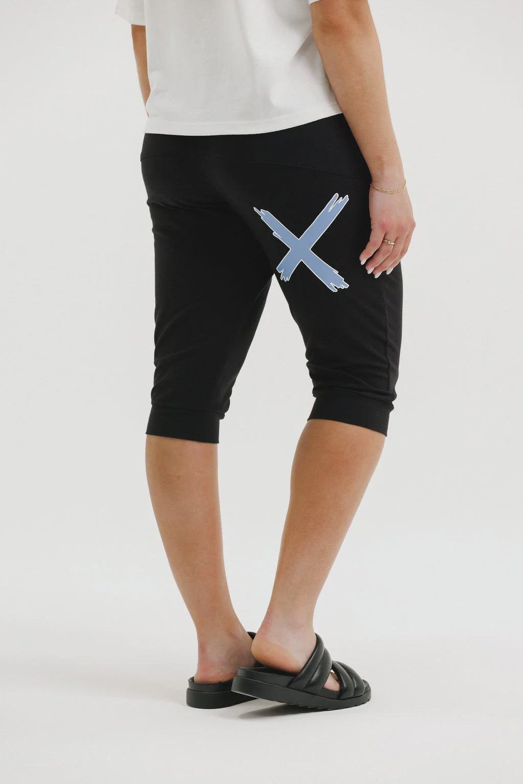 Homelee 3/4 Apartment Pants - Black with Hydrangea/White X