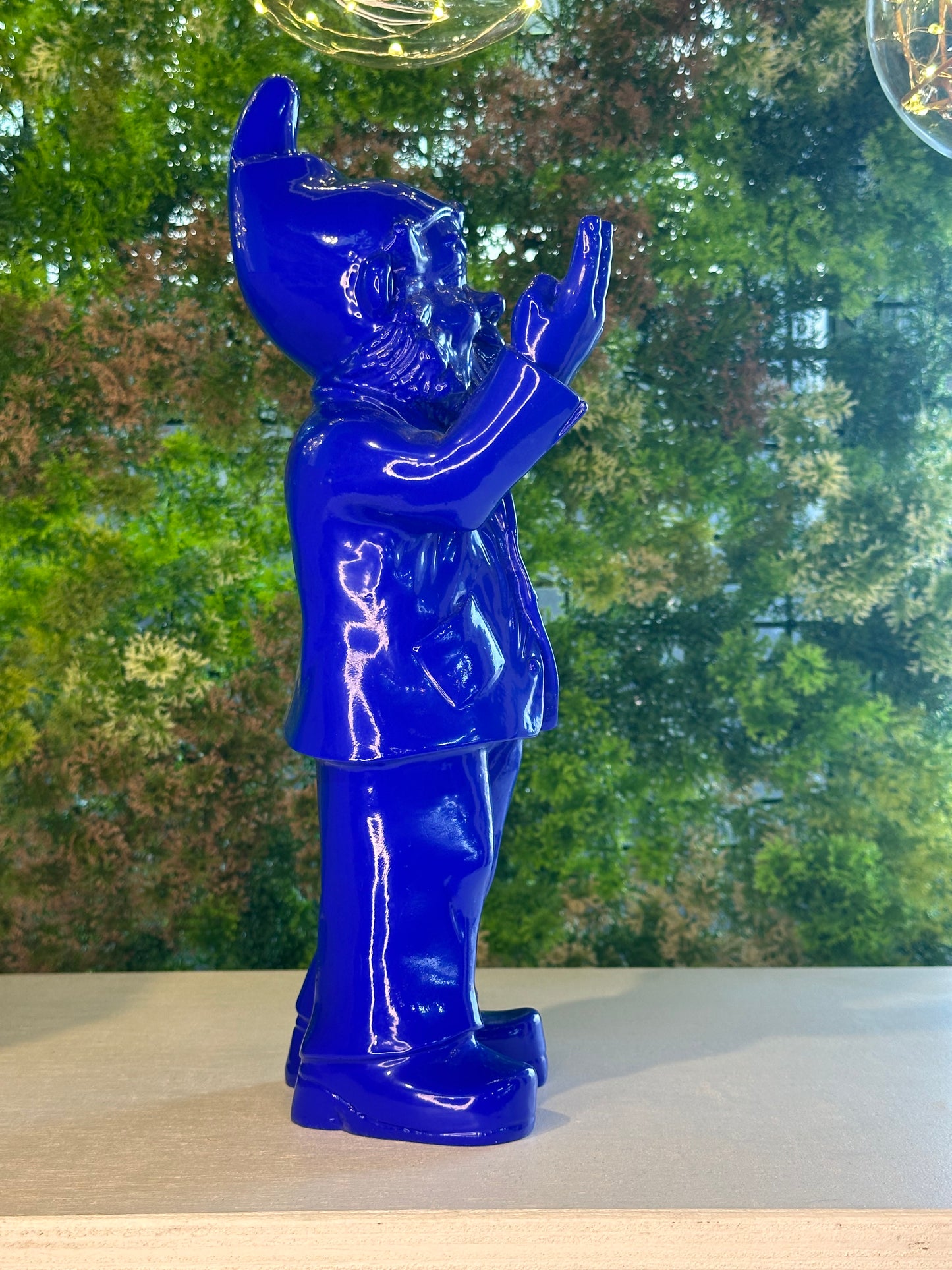 Gnome One Hand Pulling the Fingers!!