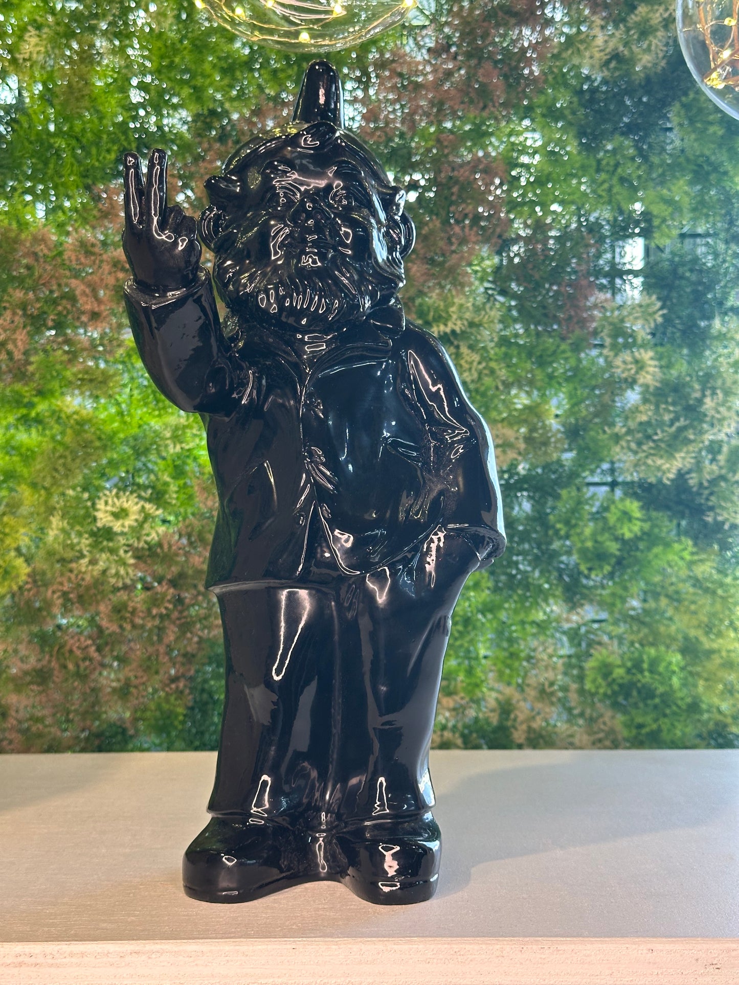 Gnome One Hand Pulling the Fingers!!